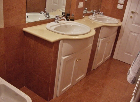 bagno con lavello in pietra di Apricena