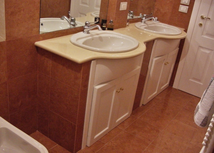 bagno con lavello in pietra di Apricena