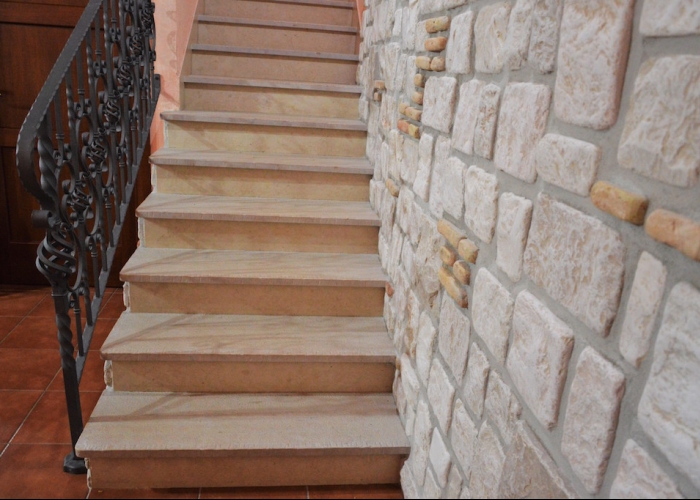scalinata in pietra bocciardata ed anticata