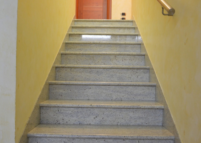 scalinata in granito con toro