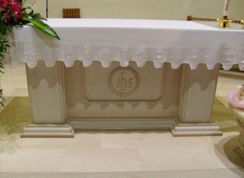 altare in pietra di Apricena