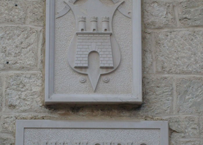 stemma Municipio in pietra di Apricena