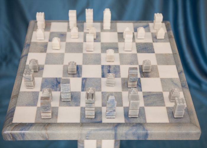 scacchiera con pedine per scacchi