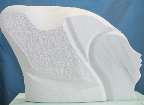 scultura di donna stilizzata in marmo bianco