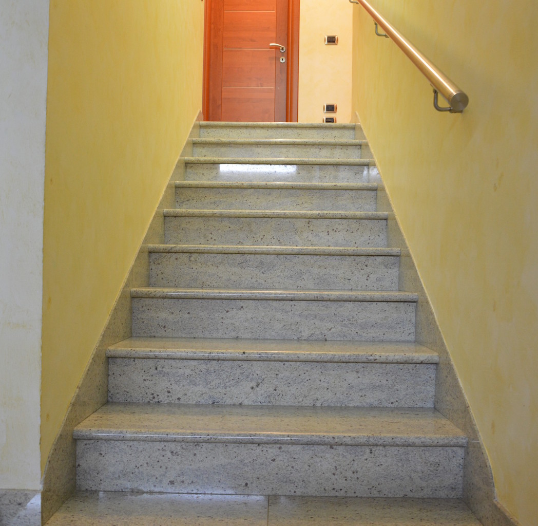 scalinata in granito con toro